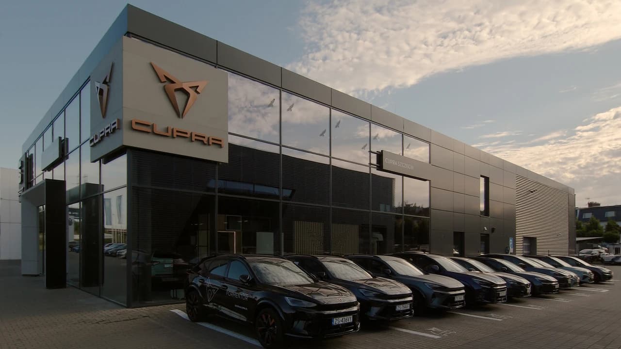 Modele CUPRY przed wejściem głównym do CUPRA Studio Poznań-Komorniki