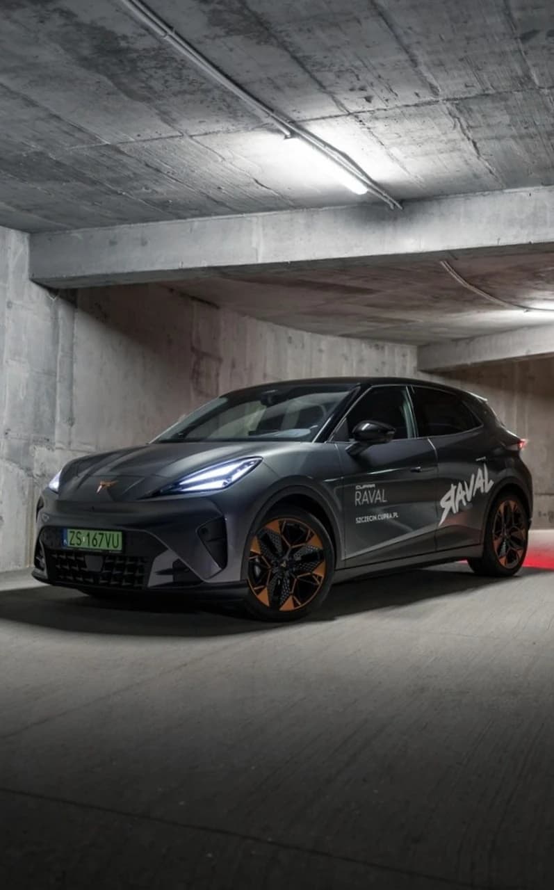 Elektryczna CUPRA Raval w modernistycznym otoczeniu
