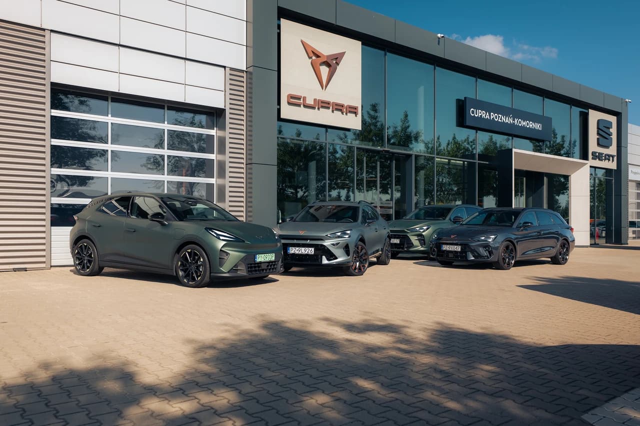 Modele CUPRY przed salonem CUPRA Studio Poznań Komorniki
