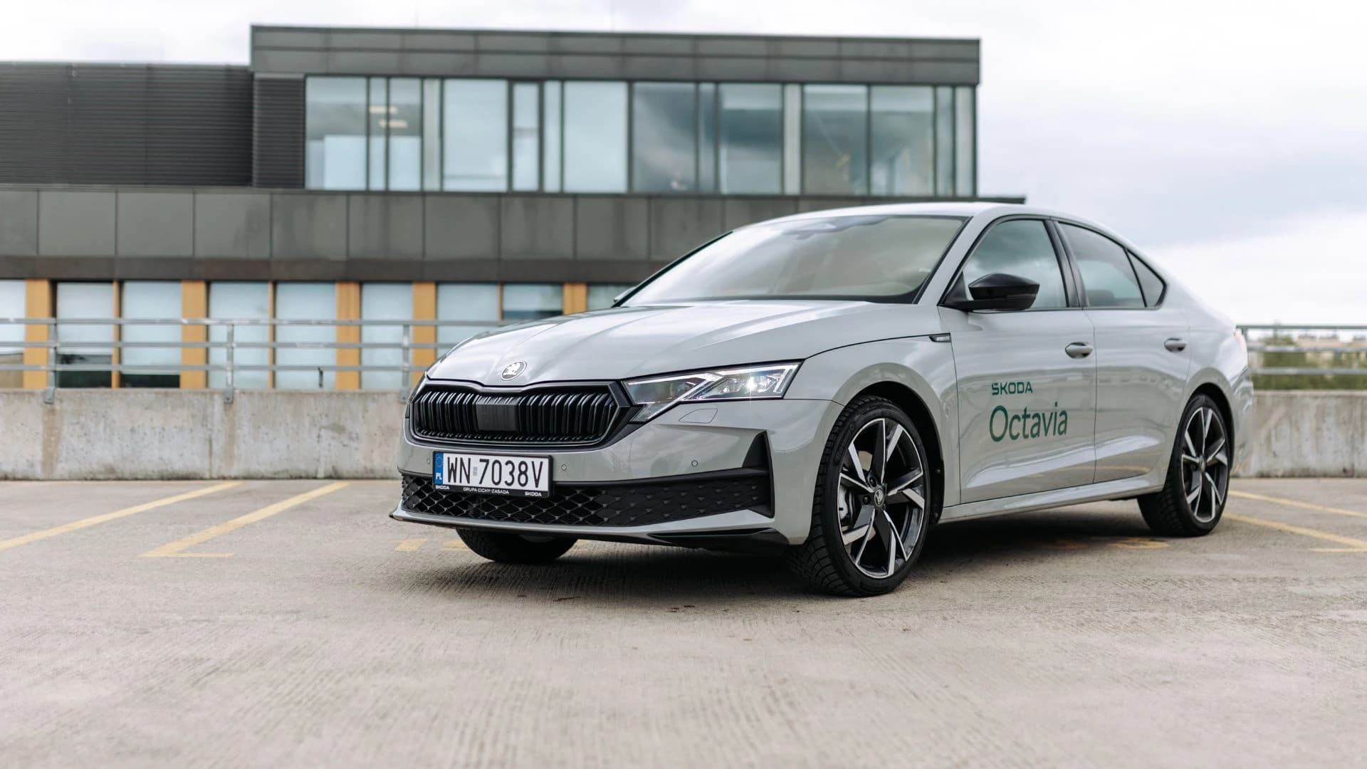 Szara Skoda Octavia na dachu budynku