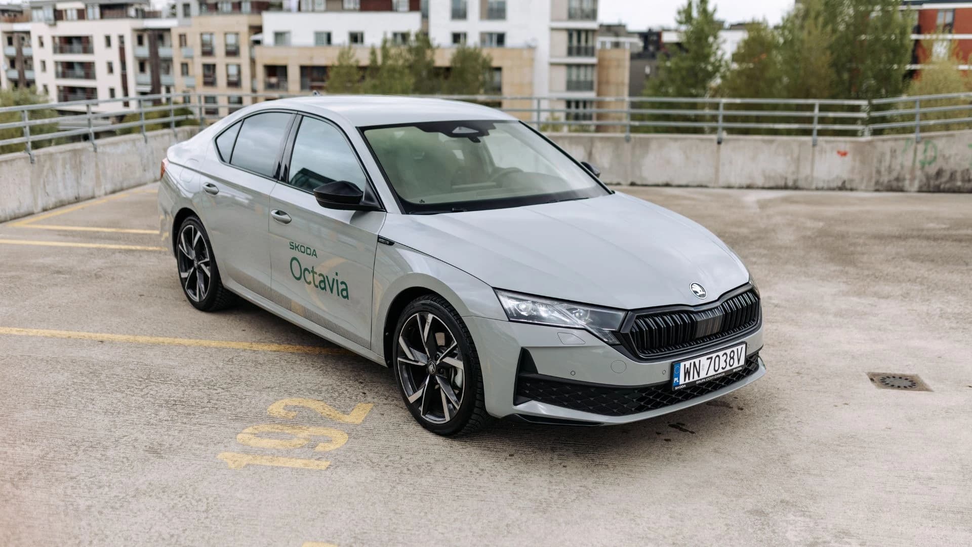 Szara Skoda Octavia na parkingu