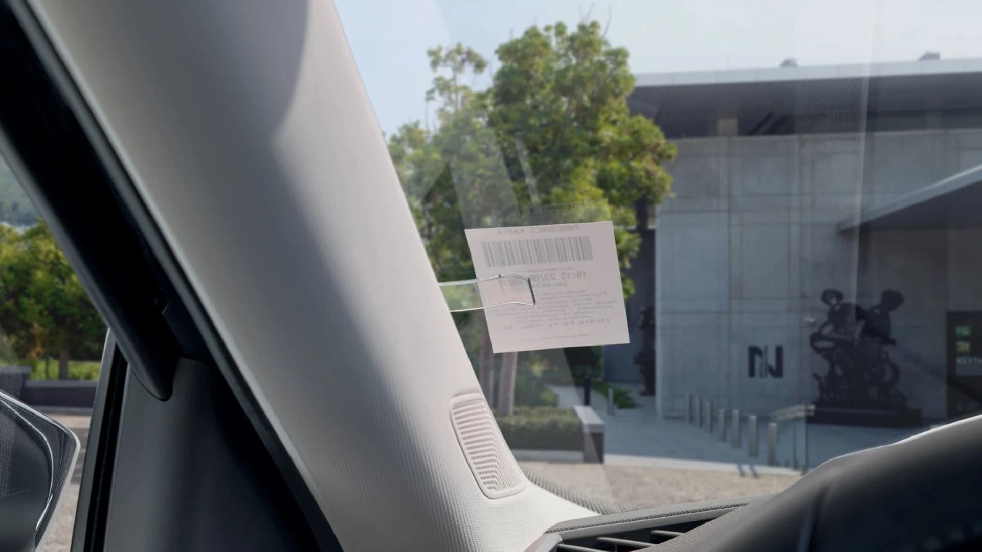 Uchwyt na bilet parkingowy Simply Clever w słupku A Skody