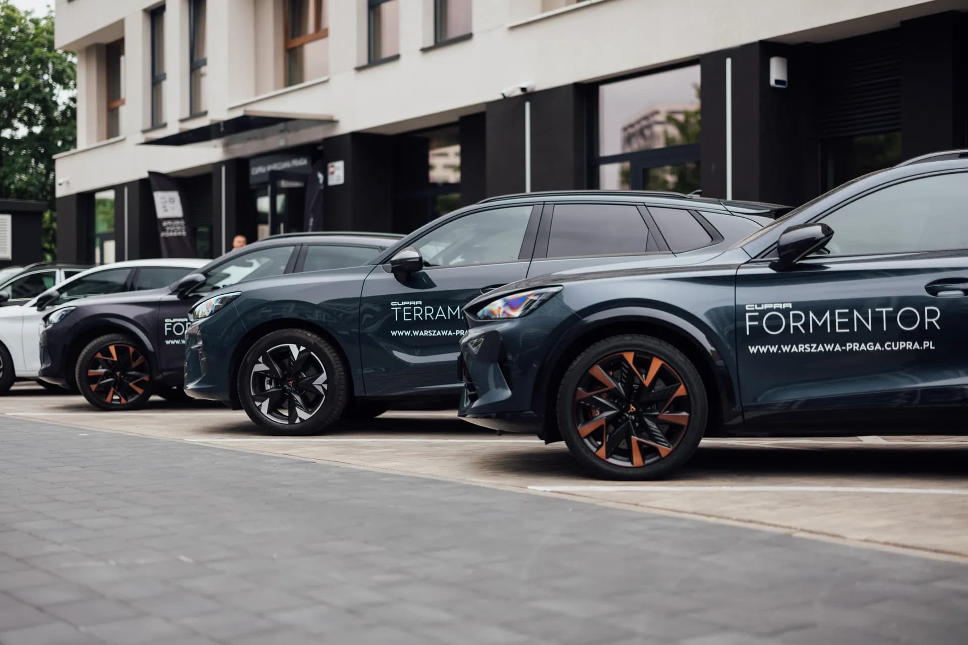 Cupra Formentor i Terramar w szeregu przed budynkiem salonu