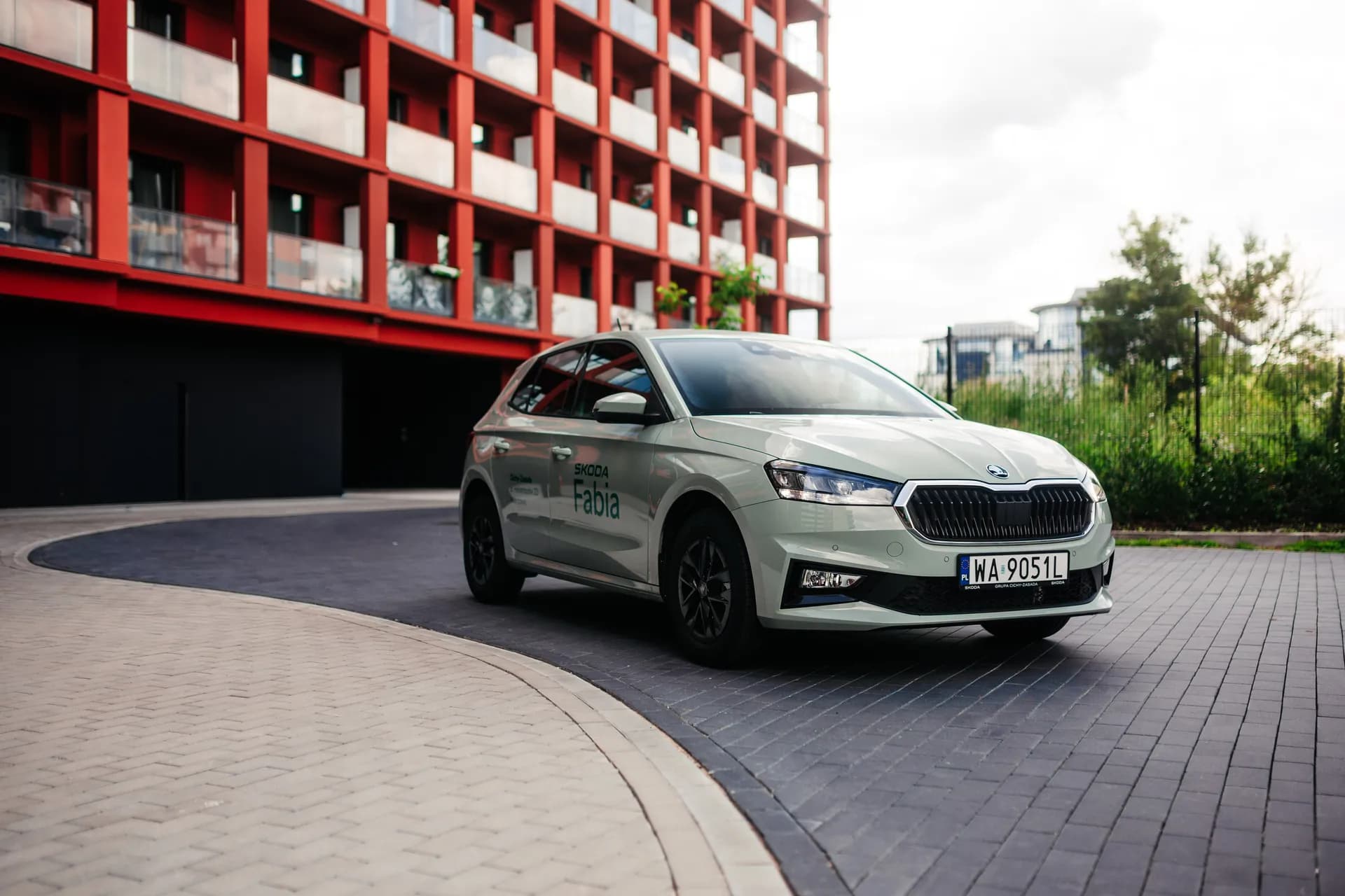 Jasnozielona Skoda Fabia Cichy-Zasada ul. Heliotropów Warszawa