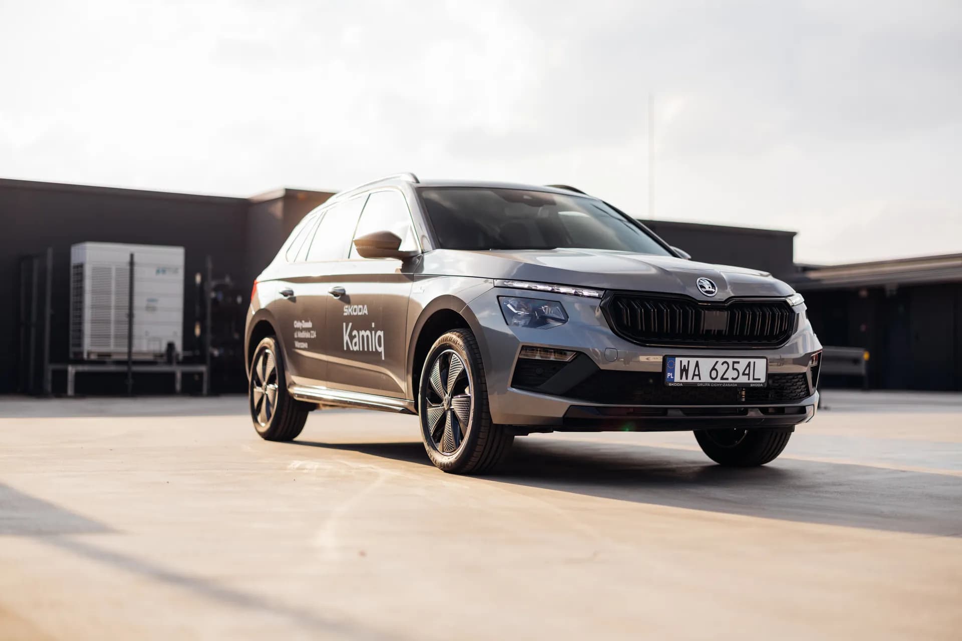 Srebrna Skoda Kamiq zaparkowana na dachu – widok z przodu i boku
