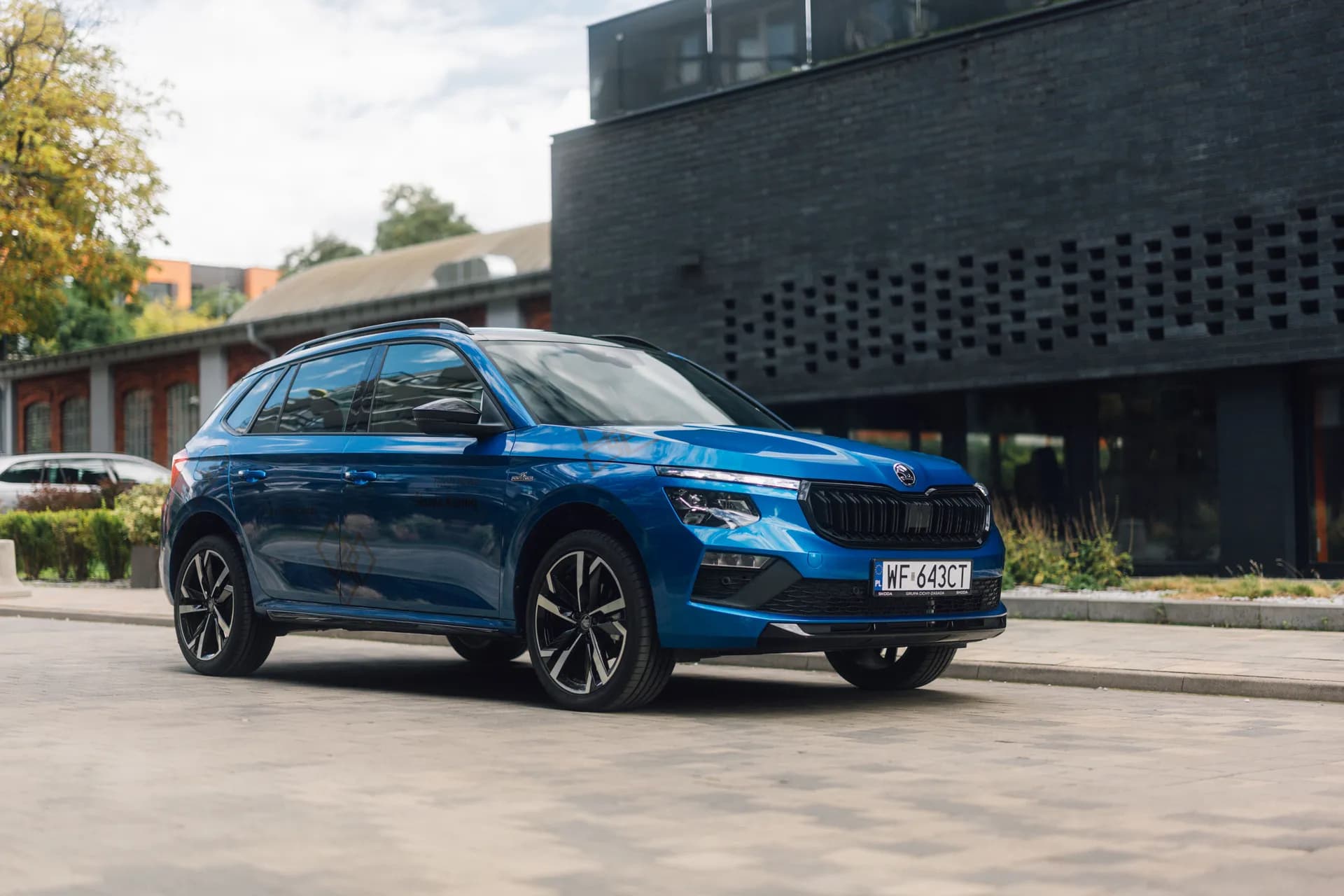 Niebieska Skoda Kamiq – widok trzy czwarte z przodu w mieście